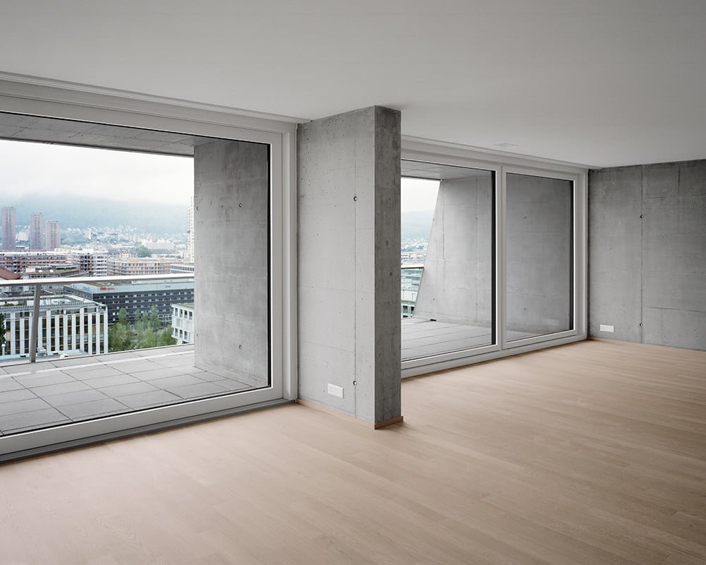 Von den tribünenähnlich konzipierten Loggien an der Südseite des Wohnturms eröffnet sich das Panorama eines im Wandel befindlichen Industriegebiets