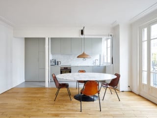 Das Apartment wird nach dem Umbau durch wenige Farben und unterschiedliche Bodenbeläge bestimmt