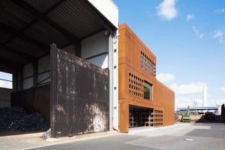 Der Neubau steht Wand an Wand mit einer wellbechverkleideten Lagerhalle