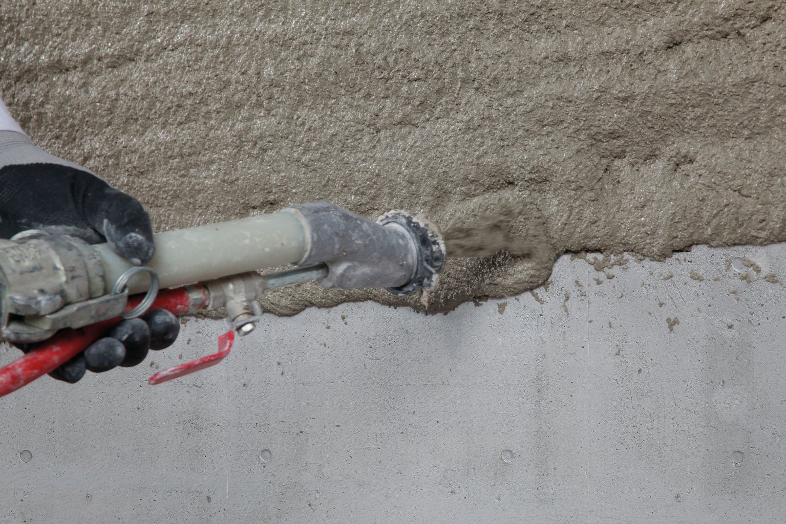 Das Material kann von Hand oder mit gängigen Putzmaschinen und Mischpumpen aufgetragen werden
