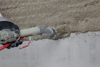 Das Material kann von Hand oder mit gängigen Putzmaschinen und Mischpumpen aufgetragen werden