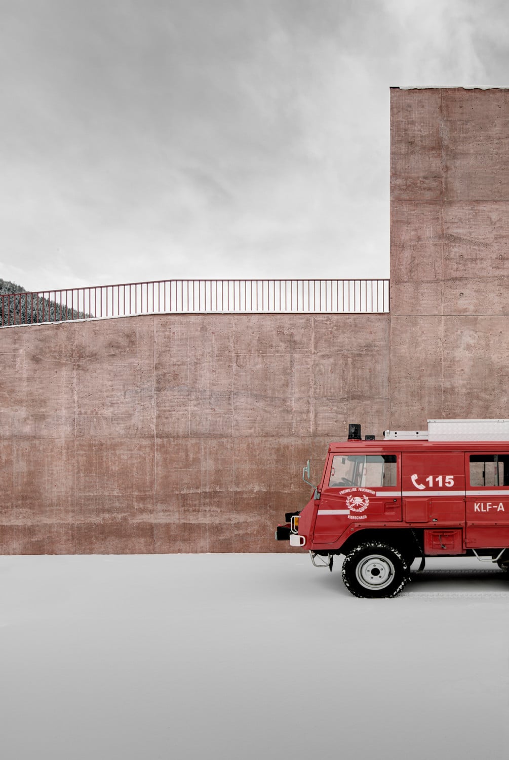 Rotgrau statt Feuerwehrrot: Die Architekten entschieden sich für eine dezente Farbe und eine lebendige Textur des Betons