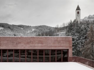 Die ausgeglichenen Proportionen und das symmetrische Schalungsbild prägen die Erscheinung des Neubaus, hier die Südfassade