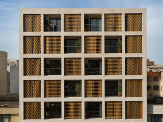 Die nördliche Fassade zur Straße folgt einem Raster: Insgesamt 36 gleich große quadratische Loggien werden durch eine Natursteinfassade gerahmt
