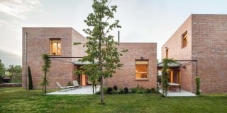 Drei Baukörper und zwei Zwischenräume bilden das Wohnhaus einer fünfköpfigen Familie: links wohnen die Eltern, rechts die drei Kinder und in der Mitte wird gekocht (Südostansicht)