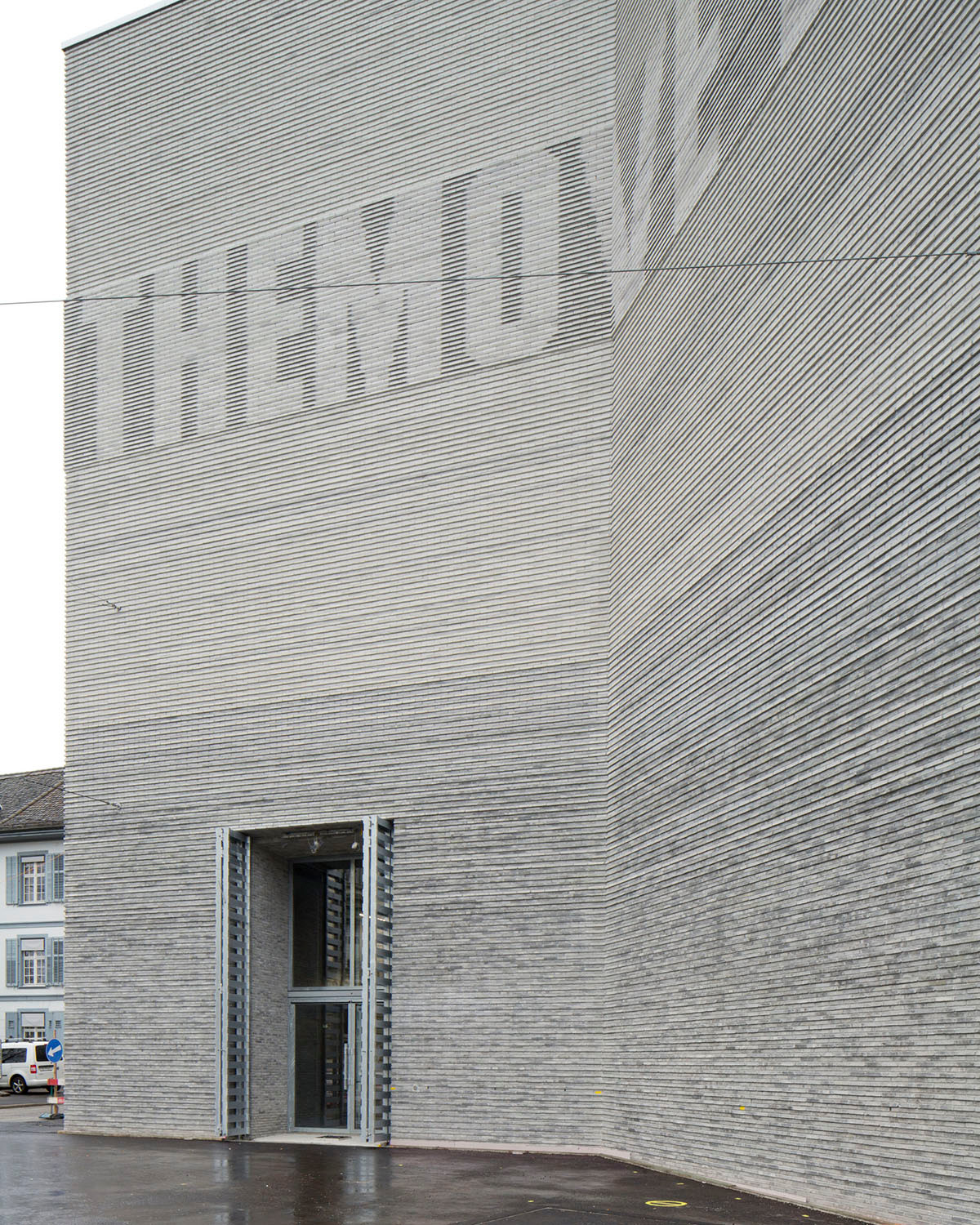 Umlaufend wurde auf einer Länge von 115 Metern eine Medienfassade aus punktuell aktivierbaren LED-Streifen installiert 