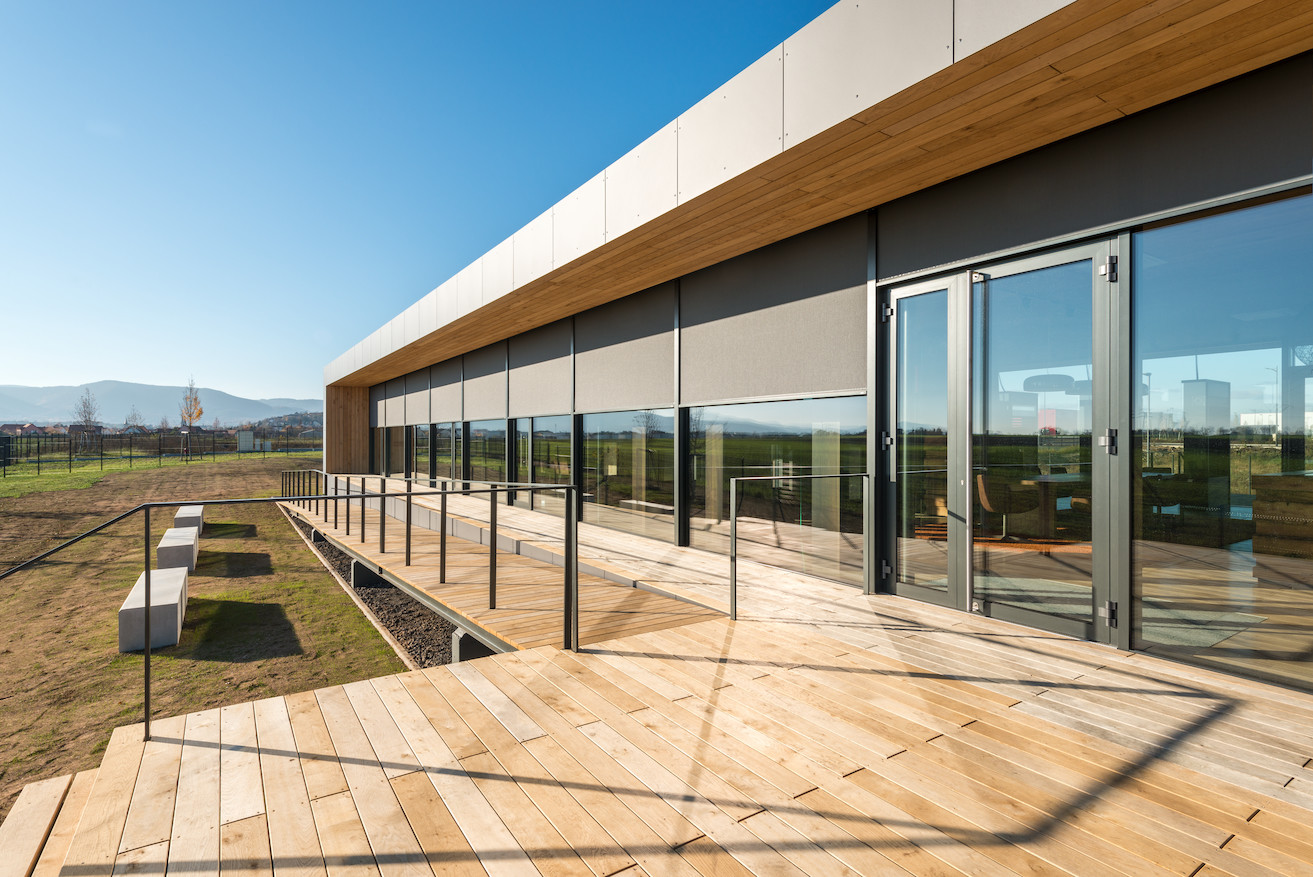 Von der Lounge als Eingangszone, Dreh- und Angelpunkt führt eine Glastür zur Terrasse