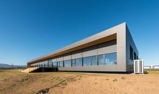 Der Leichtbau aus Holz und Glas steht auf einer leichten Anhöhe (Südseite)
