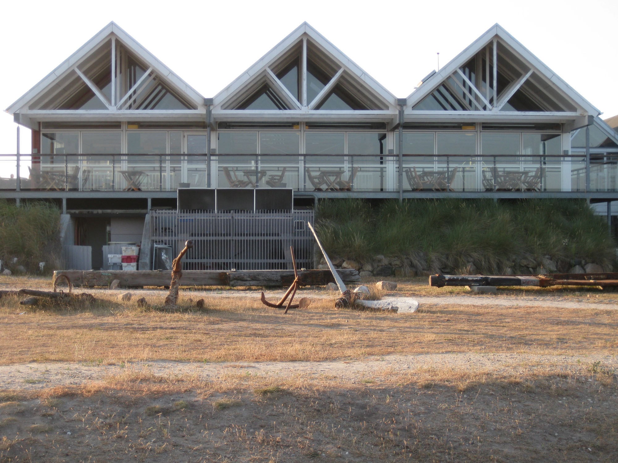 Ein solcher Holzbau mit tiefen Dachüberständen bietet Nistmöglichkeiten für Vögel