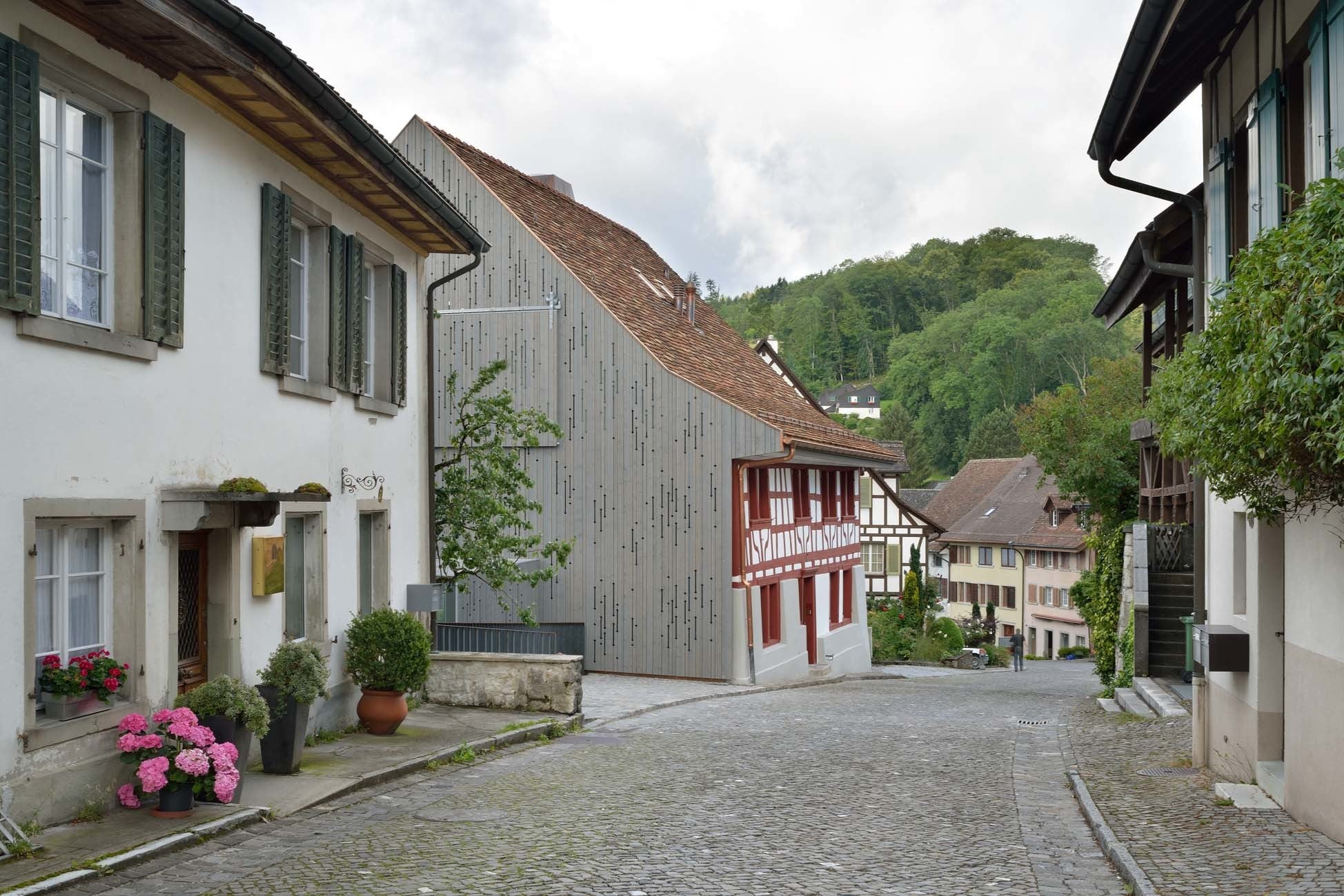 Ost- und Südfassade hingegen wurden komplett erneuert und erhielten eine Verschalung aus vorgegrauter Fichte, mit eingefrästen regional typischen Ornamenten (Nordostansicht)