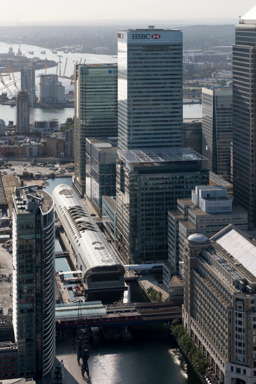 Crossrail Station Canary Wharf in London Geneigtes Dach Verkehr