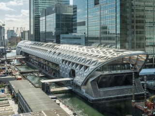 Für das Finanzzentrum Canary Wharf fungiert der Bahnhof als wichtiger Verkehrsknotenpunkt