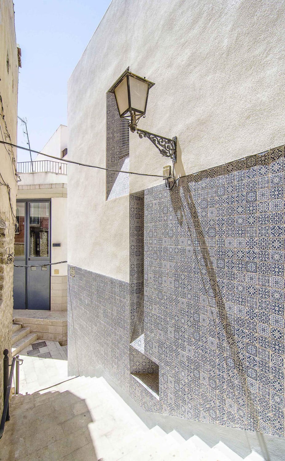 Entlang der Ostfassade führen Treppen den Hang hinauf
