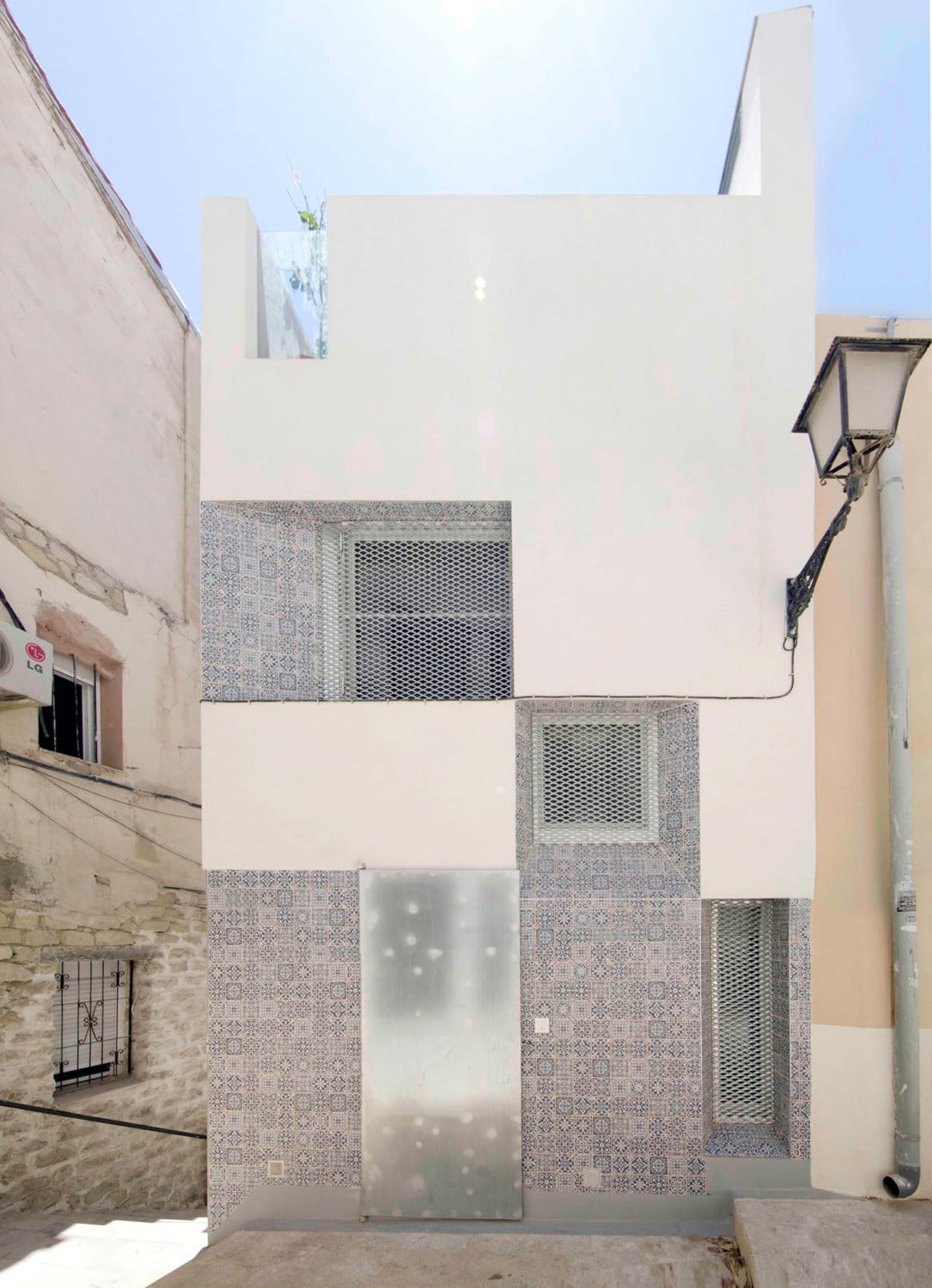 Nordfassade mit dem metallverkleideten Eingang in die obere Wohnung