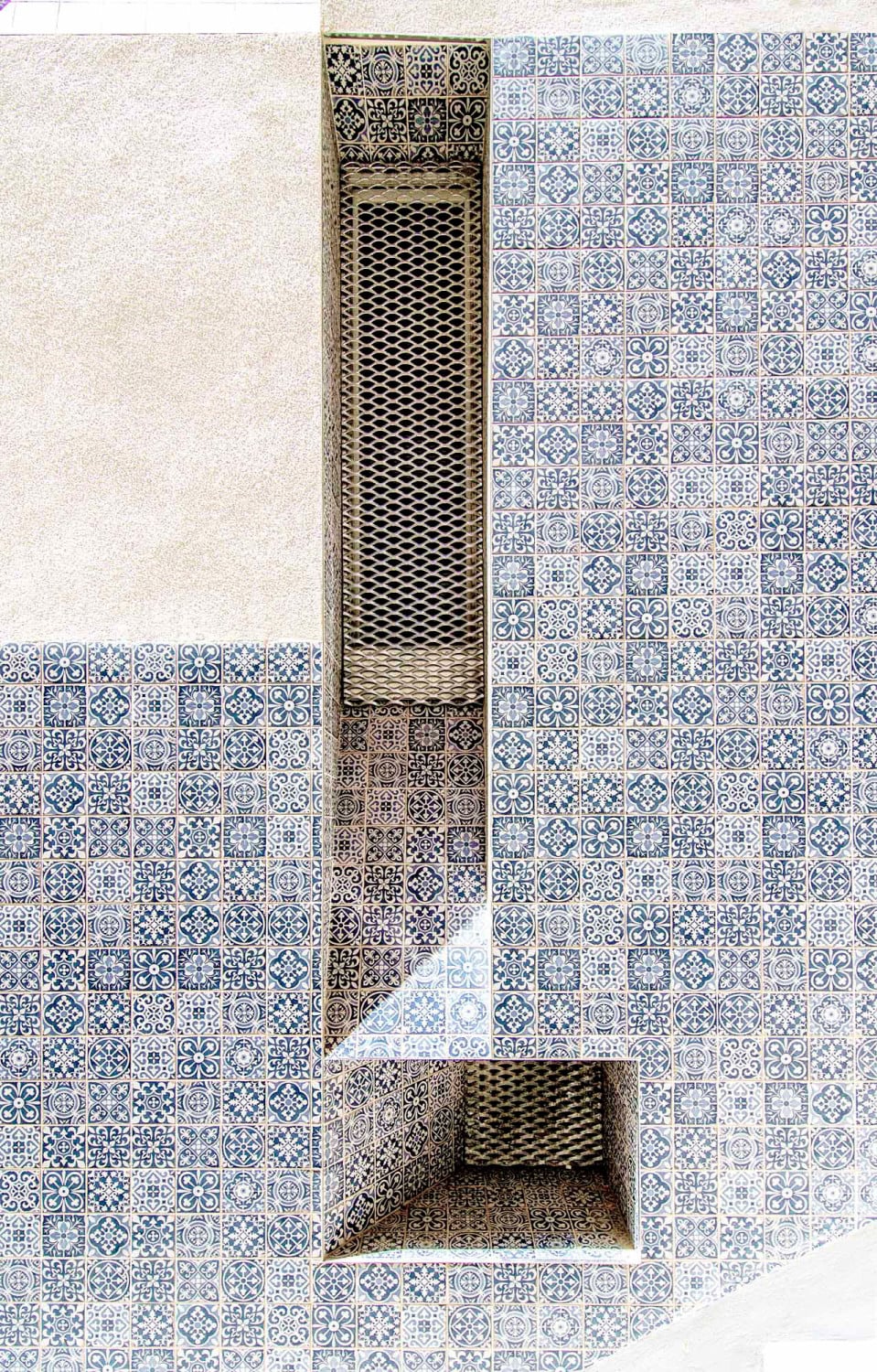 Detail der Ostfassade mit blauweiß gemusterten Steinzeugfliesen