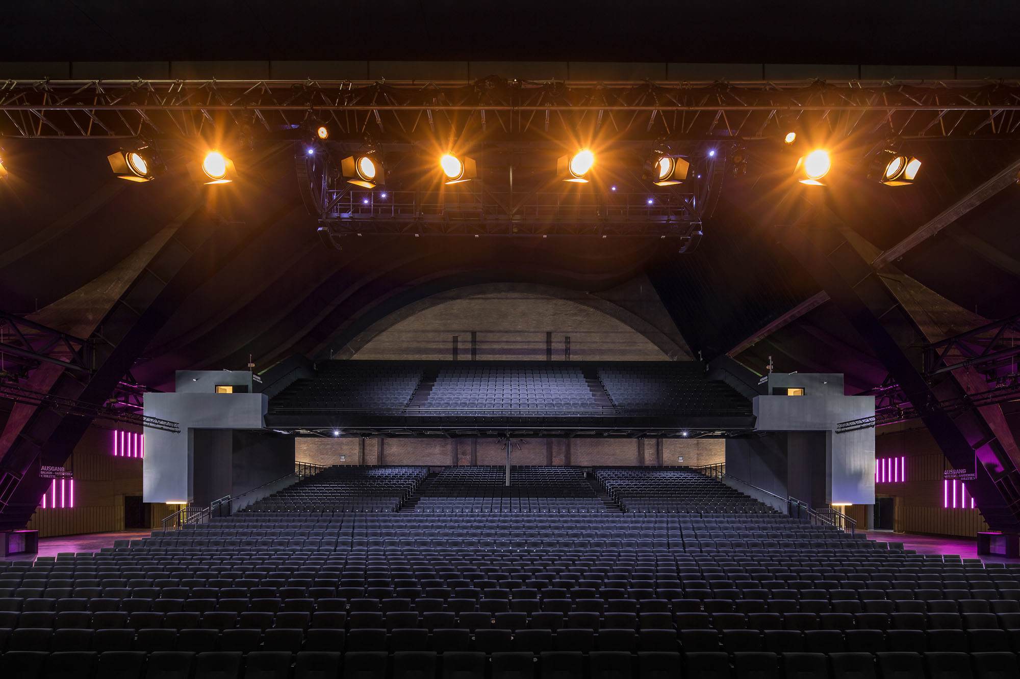 Der Saal ist je nach Veranstaltung unterschiedlich auslegbar, bietet bis zu 2.400 Personen Sitz- oder auch 3.500 Personen Steh- und Sitzplätze