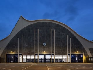 Die untere Zone der Eingangsfassade im Mittelteil der Großmarkthalle wurde verglast (Ansicht Nordwest)