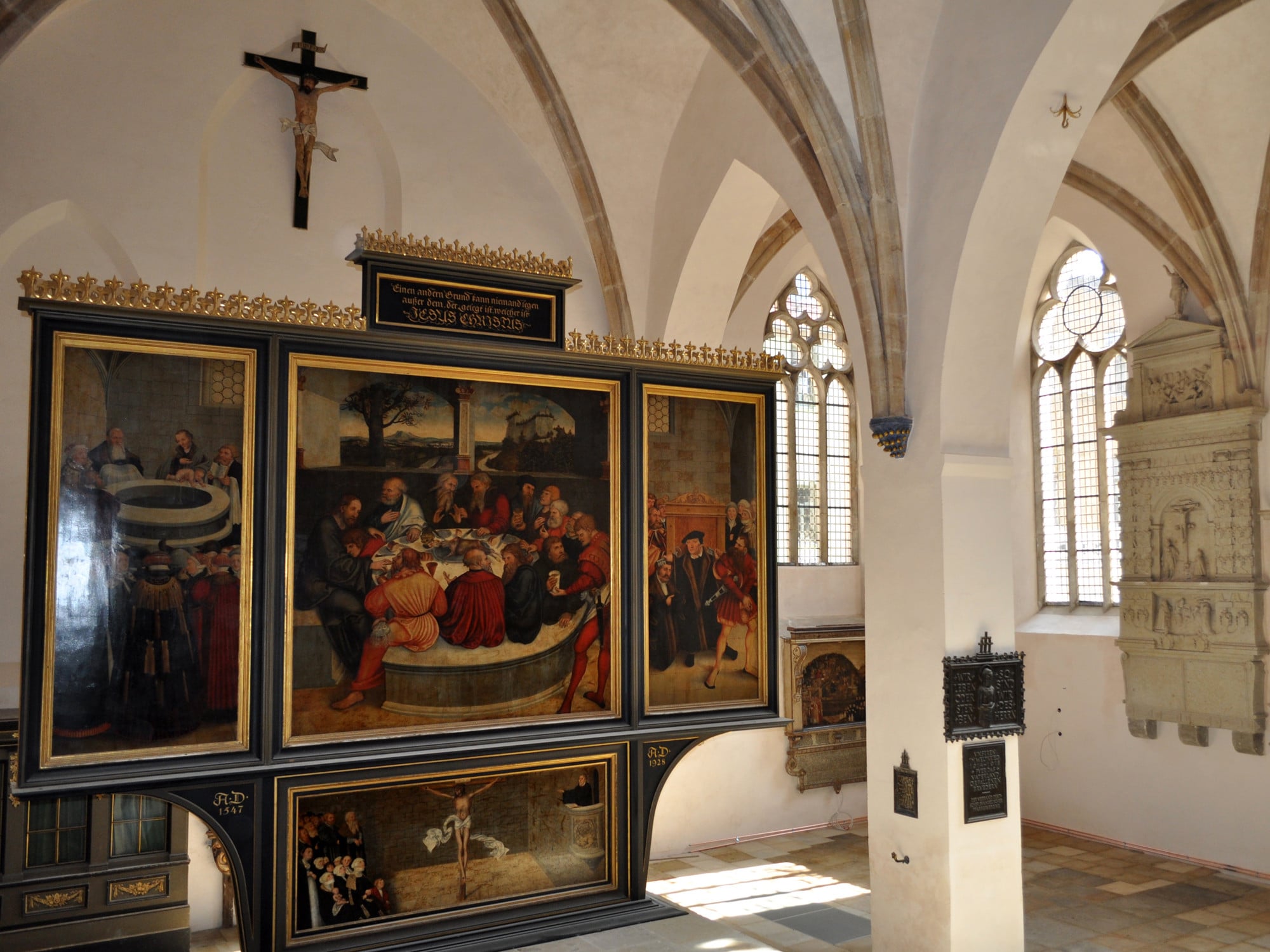 In der Kirche St. Marien in Wittenberg galt es, das Altarbild vor UV-Strahlung zu schützen und gleichzeitig das historische Erscheinungsbild der Fenster nachzuempfinden