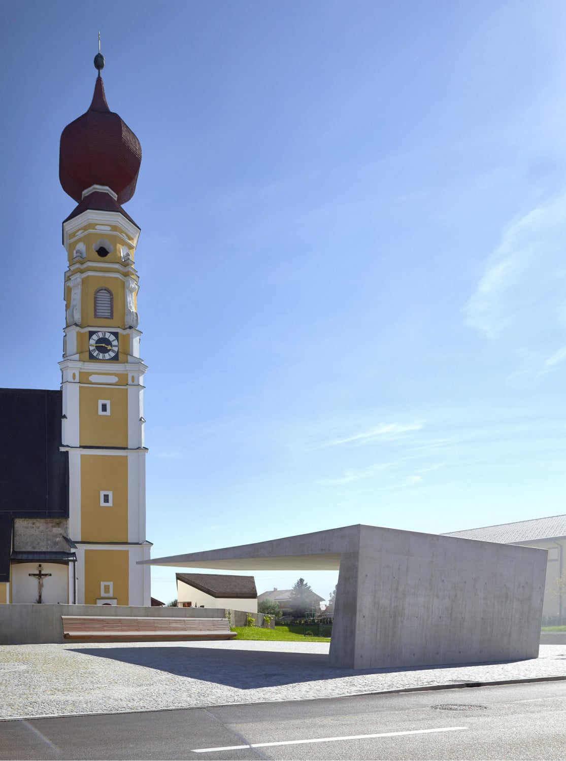 Das Dach markiert die Grenze zwischen Gehsteig und Platz