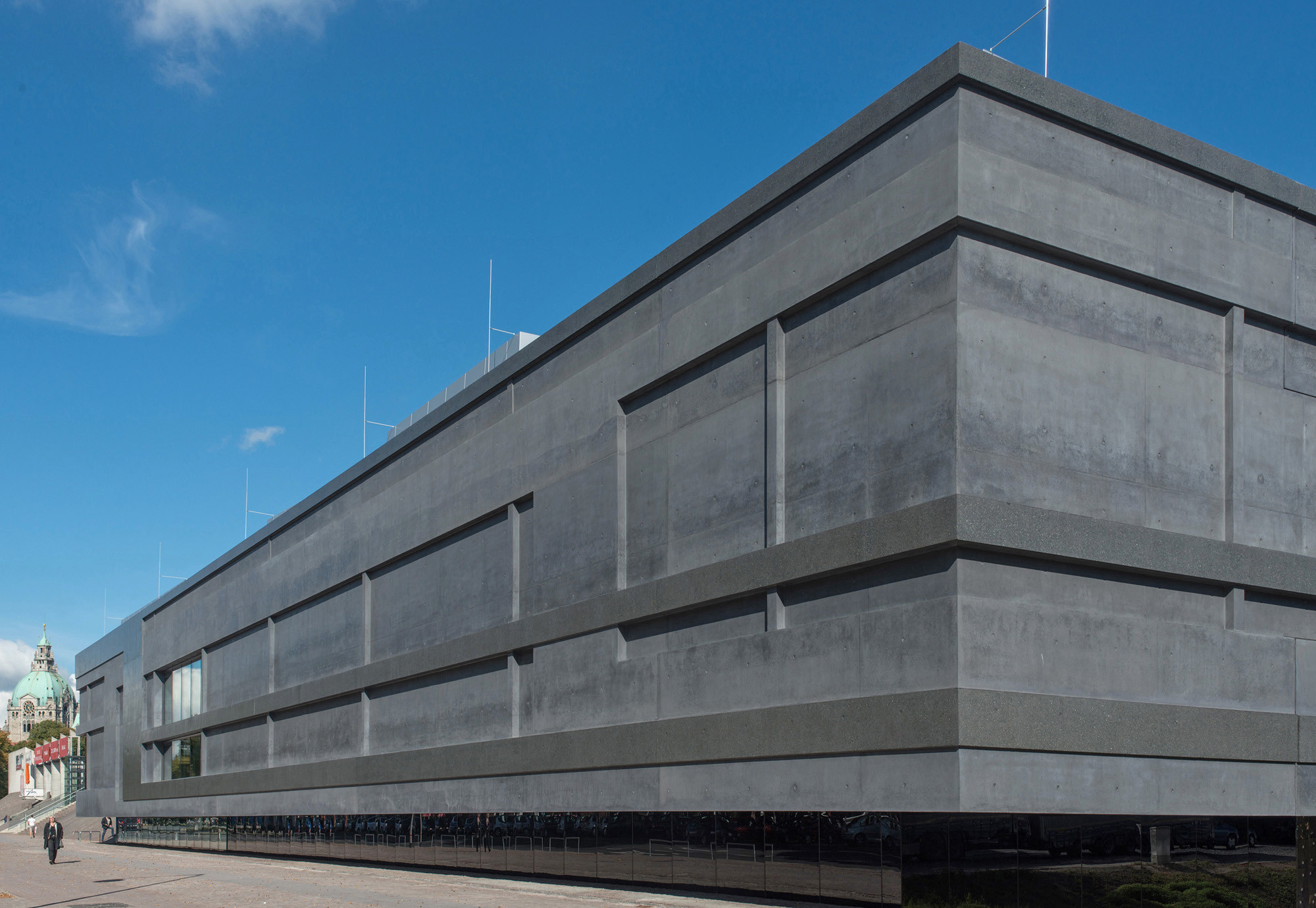 Den Architekten war es wichtig, die Fassade wie handwerklich bearbeitet aussehen zu lassen