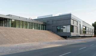 Links im Bild das neue Foyer, rechts der Erweiterungsbau des Sprengel Museums 