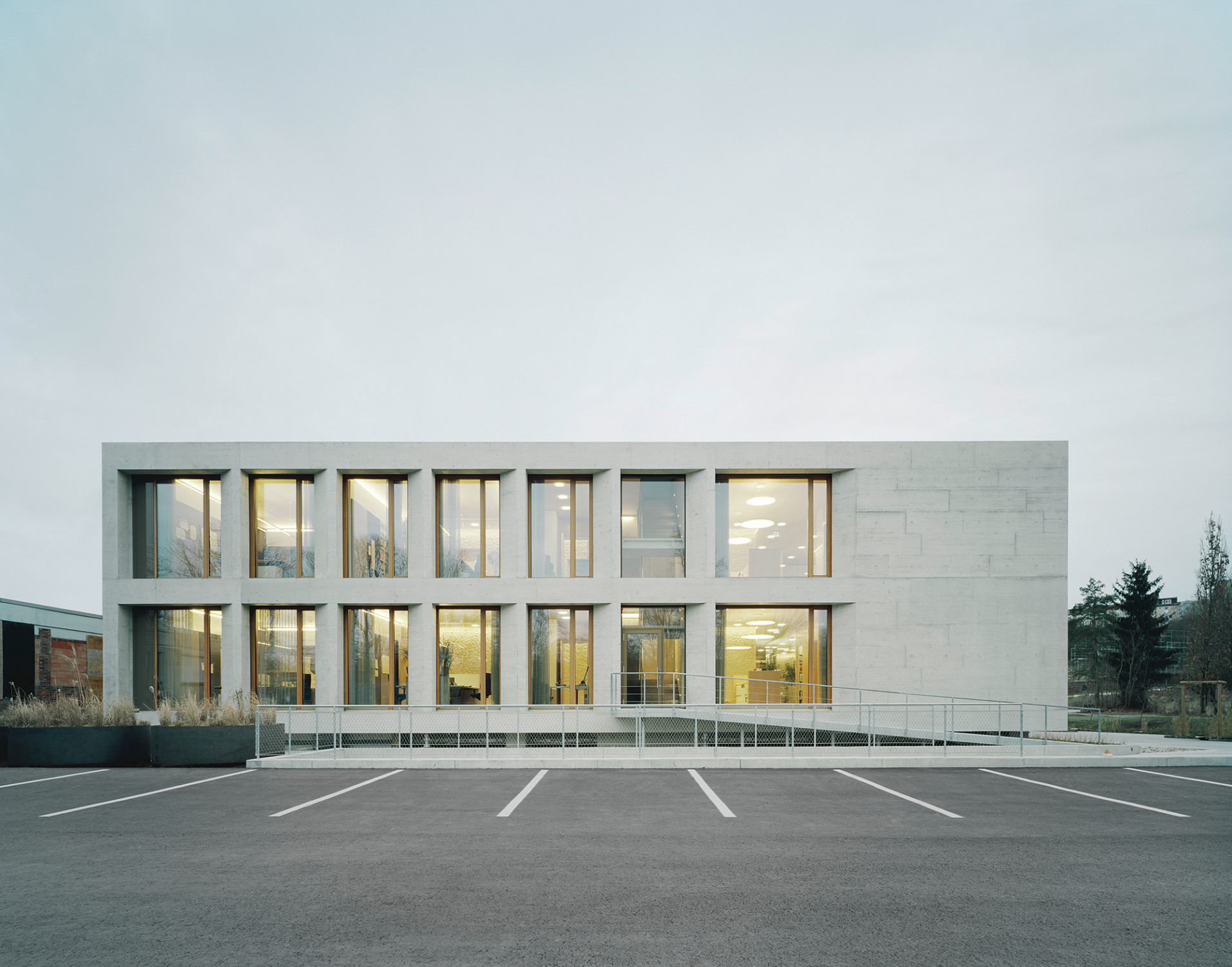 Westfassade mit Tiefgaragenzufahrt und barrierefreiem Zugang