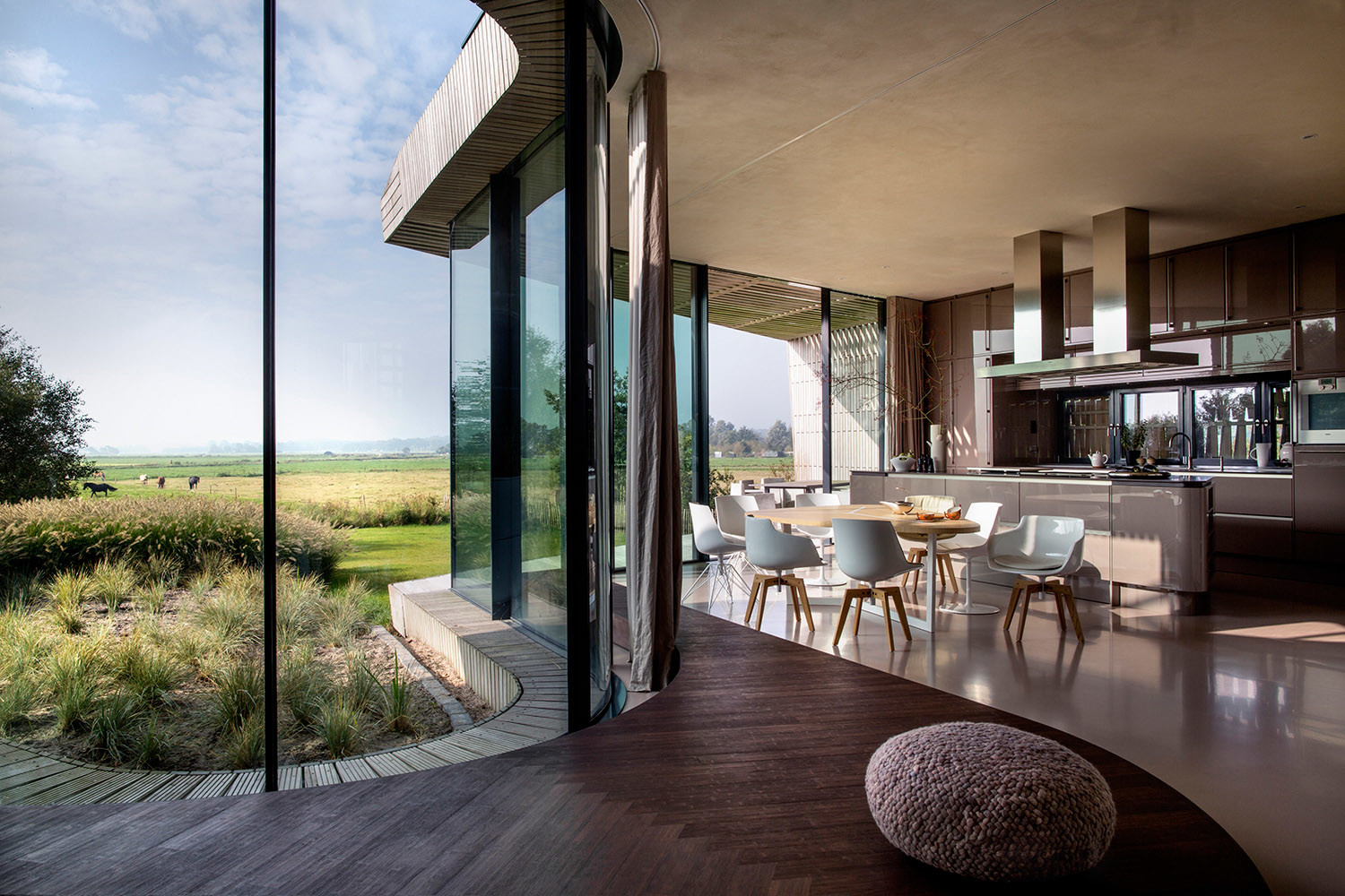 Blick vom Wohnraum in die weite Landschaft