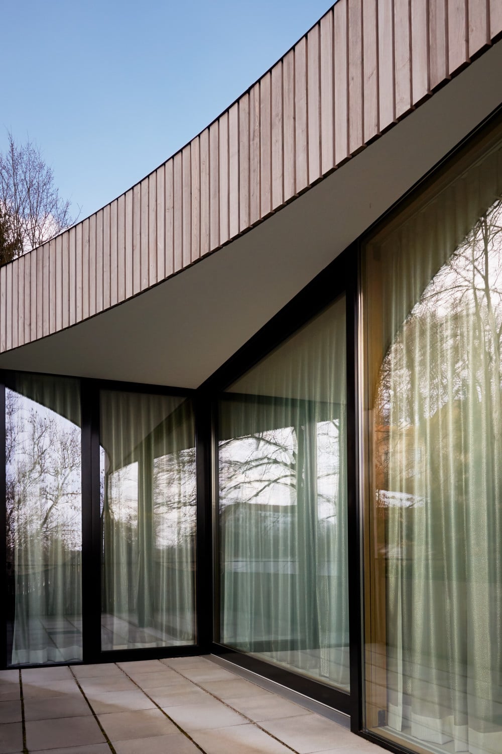 An der Rückseite des Vorhangs ist metallisiertes Garn aus Aluminium verwoben, das das Sonnenlicht reflektiert