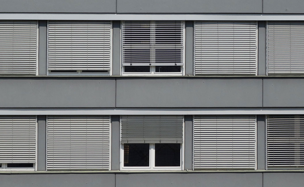 Die beiden energetischen Ziele der hohen Lichtdurchlässigkeit und des geringen Gesamtenergiedurchlass stehen sich gegenüber und müssen vom Planer abgestimmt werden