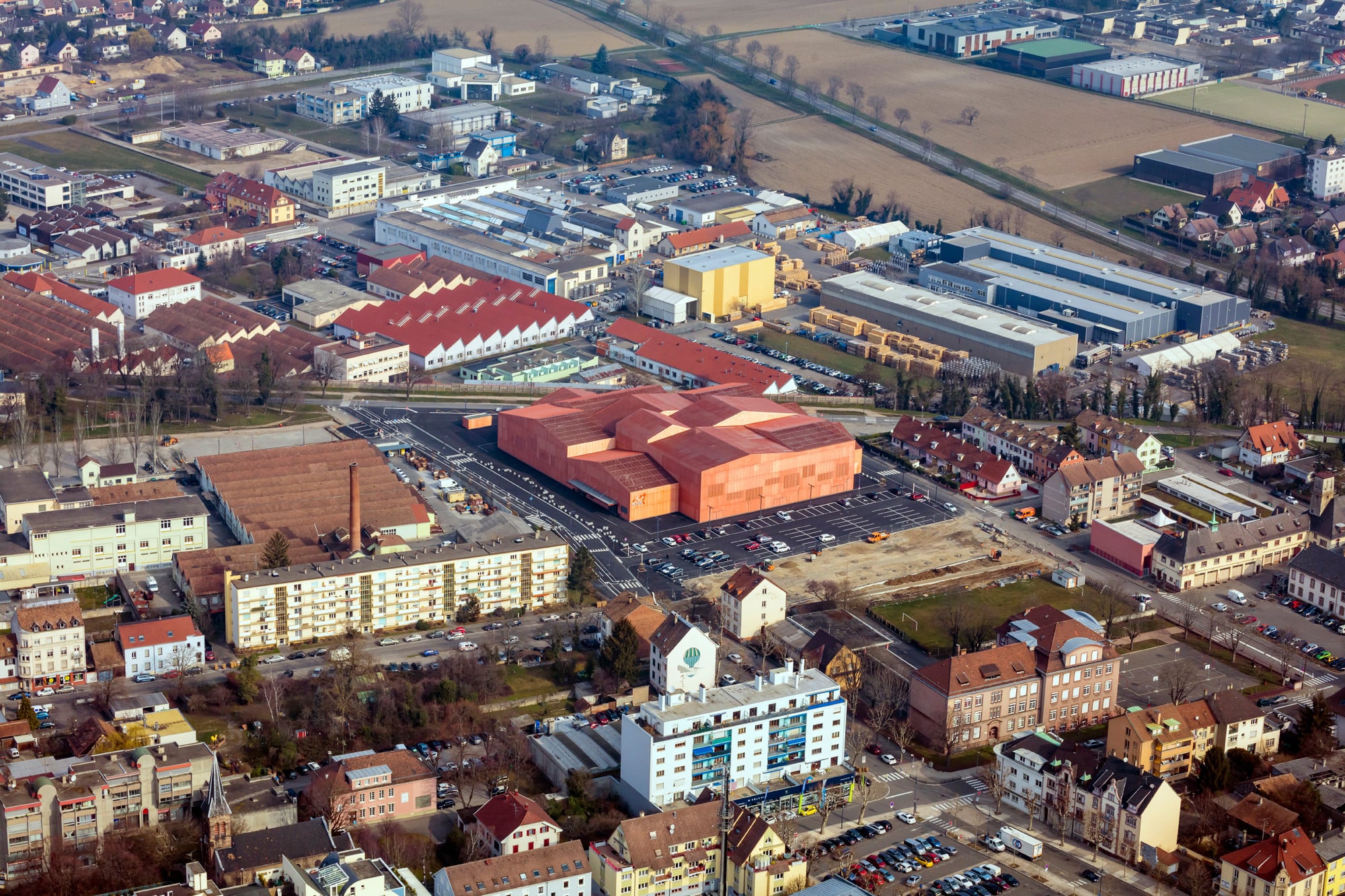 Formal ist der Neubau ein aus zwölf Volumen mit Satteldächern zusammengeschobener Baukörper