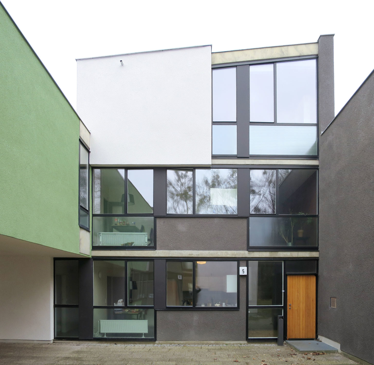 Haus 5-6: Die markante Aufteilung der Fassaden mit Sichtbetonflächen, Wasserspeier und kontrastierenden Putzflächen blieb erhalten