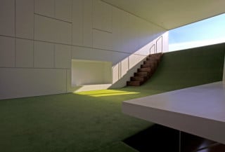 Eine grasgrüne Quarterpipe bildet den Mittelpunkt des Wohnhauses für eine vierköpfige Familie
