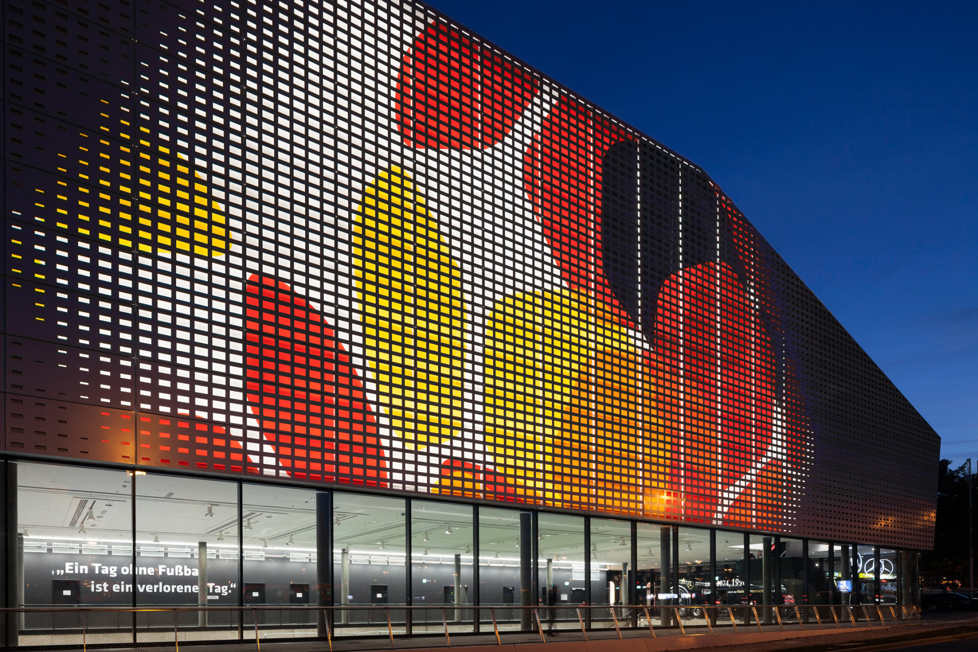 Hinter der perforierten Metallfassade ist das farbige Muster sichtbar