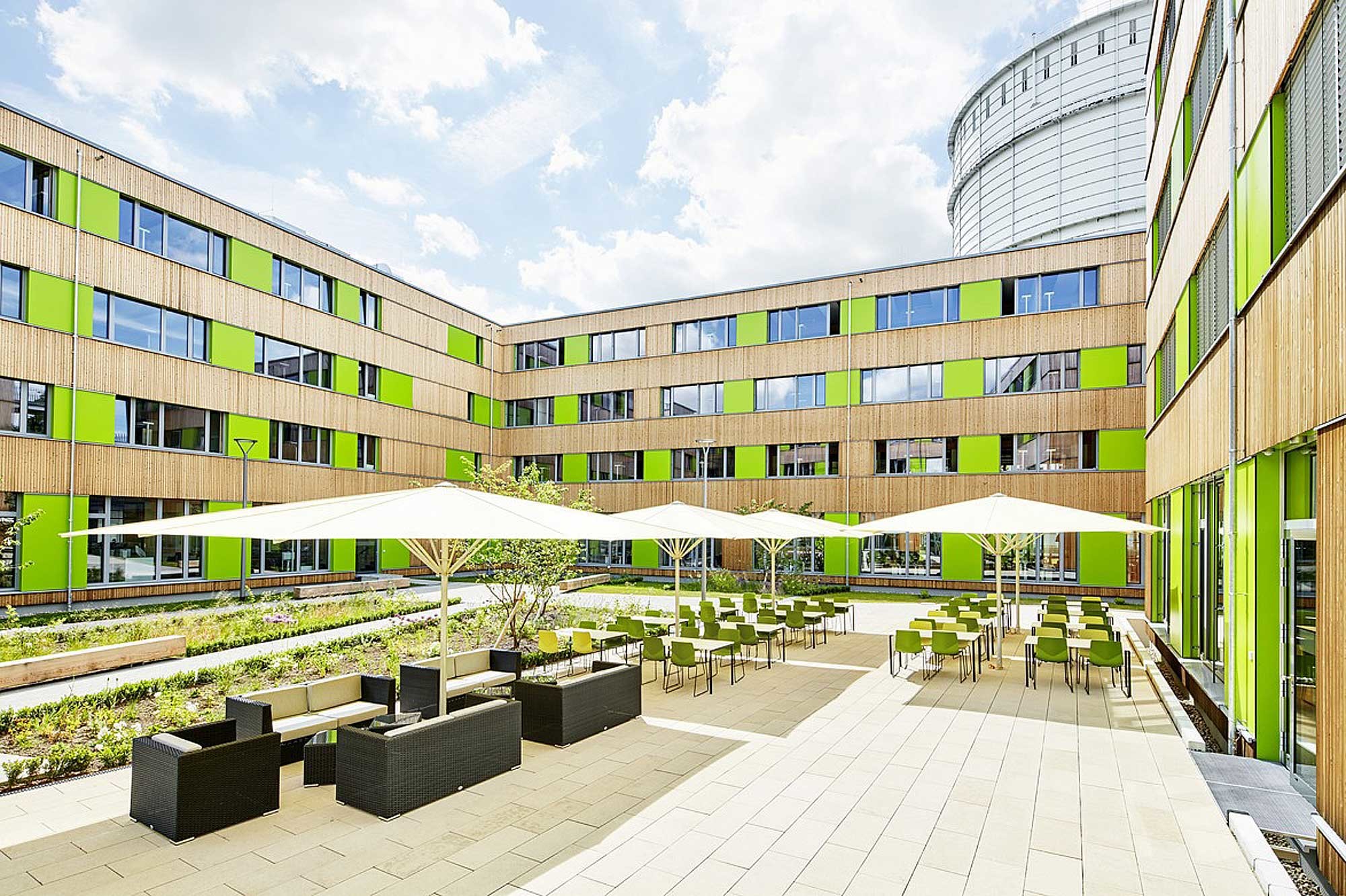 Die beiden Gebäudeflügel umschließen einen trapezförmigen Innenhof