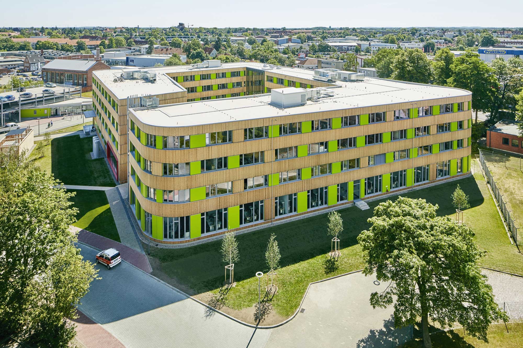 Außen rund, innen eckig: Die Unternehmenszentrale setzt sich aus zwei abgeknickten Baukörpern zusammen (Nordwestansicht)