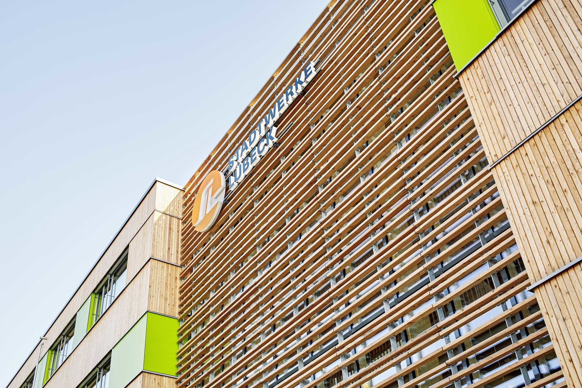 Glas, Grün und helles Lärchenholz bestimmen das Erscheinungsbild der Fassade