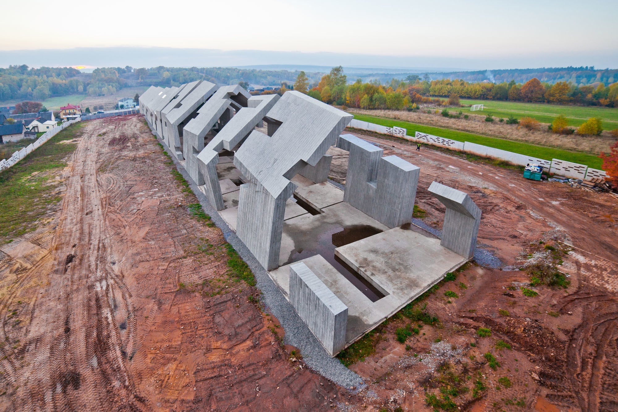 Das langgestreckte Betongebäude ist Gedenkstätte und Museum zugleich