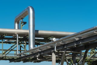 Teil der Infrastruktur und „Lebensader“ ist ein Rohrbrückennetz, in dem 600 Kilometer Rohrleitungen verlaufen