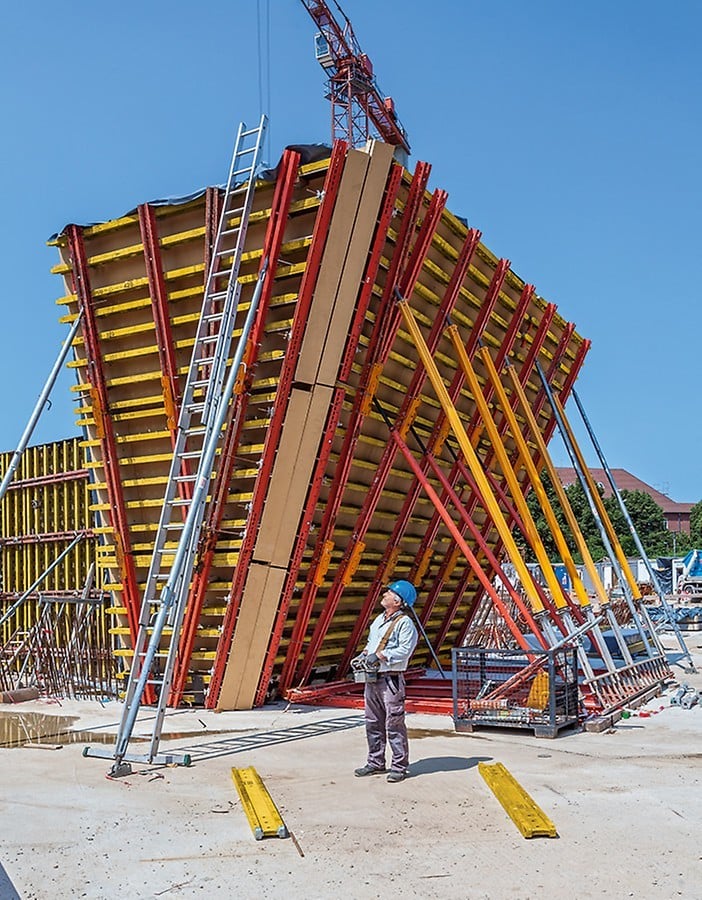 Um die Wände mit Neigungswinkeln bis 25 Grad betonieren zu können, dienten Gespärrekonstruktionen (System Variokit) zur Aufnahme der hohen Schalungs- und Frischbetonlasten sowie als temporäre Bauwerksabstützungen