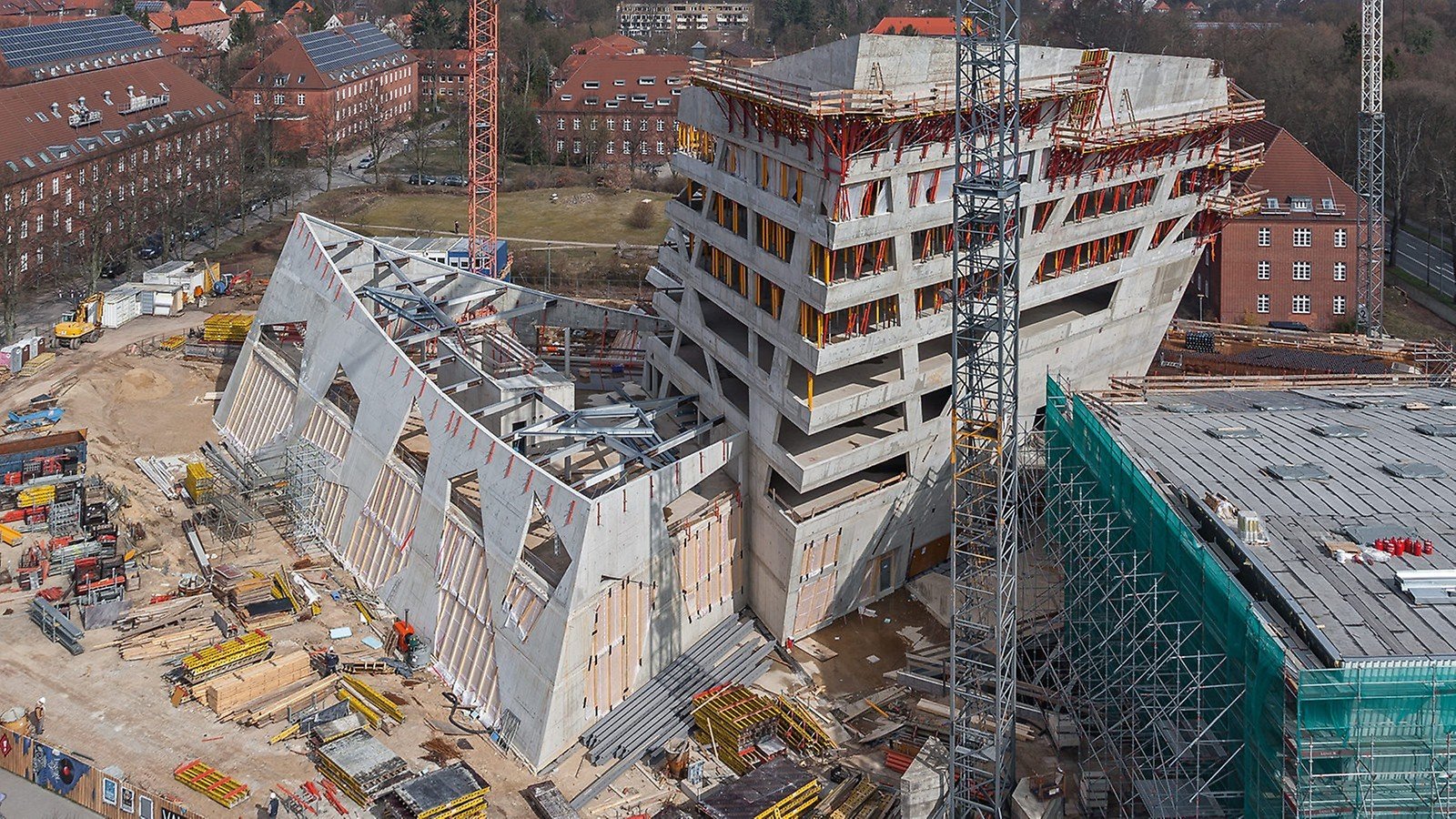 Studierendenzentrum (links), Forschungszentrum (Mitte) und Auditorium (rechts) definieren das neue, außergewöhnliche Zentralgebäude der Leuphana Universität