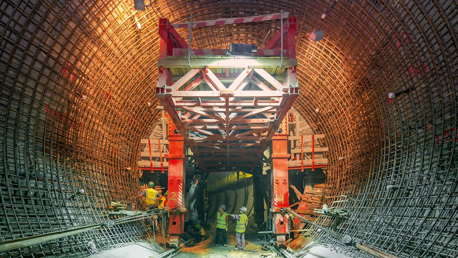 Tunnelbau mit Stahlwagenlösung für die variierenden Querschnitte von 5,50 bis 7,50 Metern