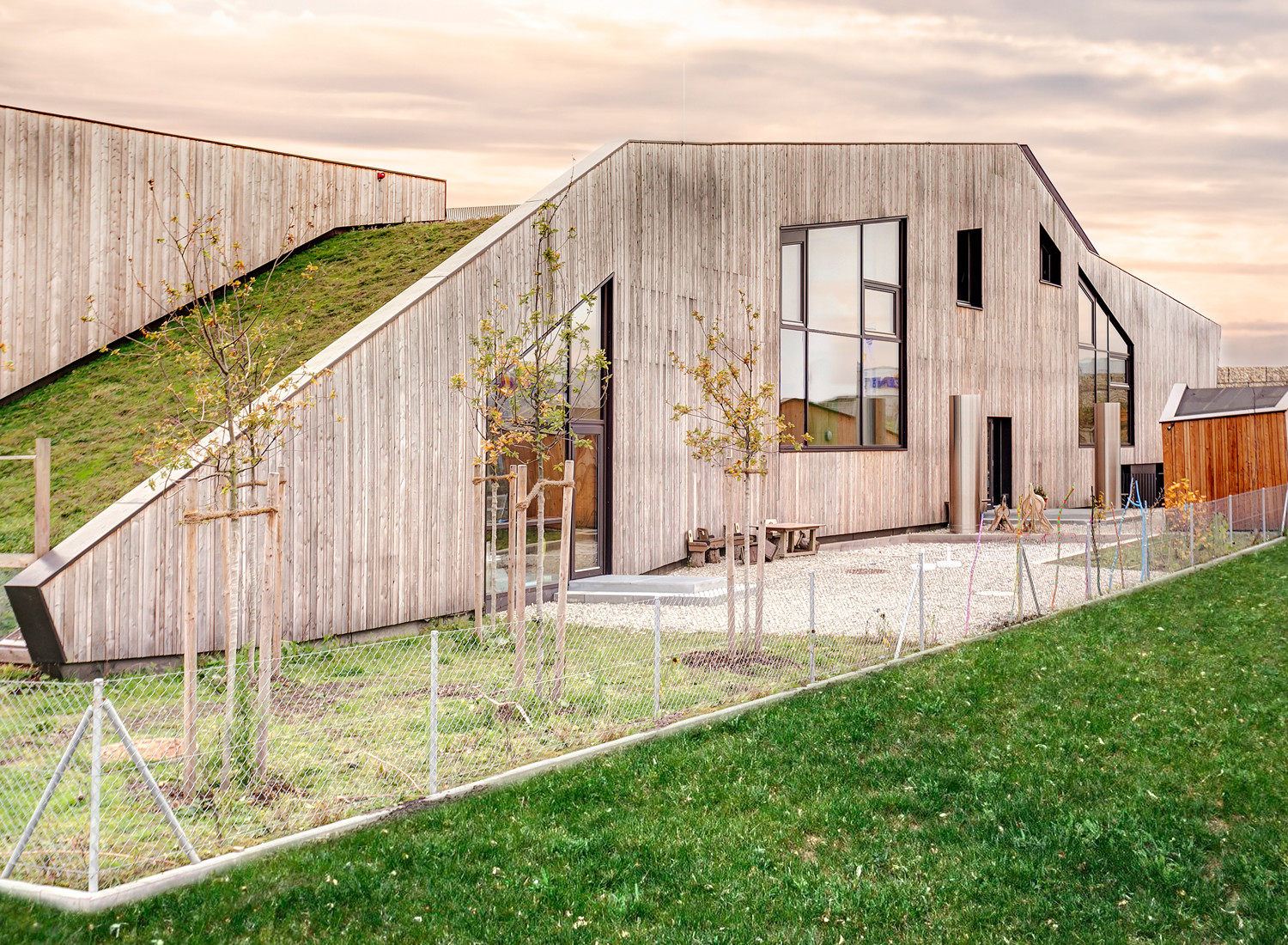 Die hochgedämmte Fassade ist eine Holzrahmenkonstruktion (hier die Nordseite mit großen Verglasungen)