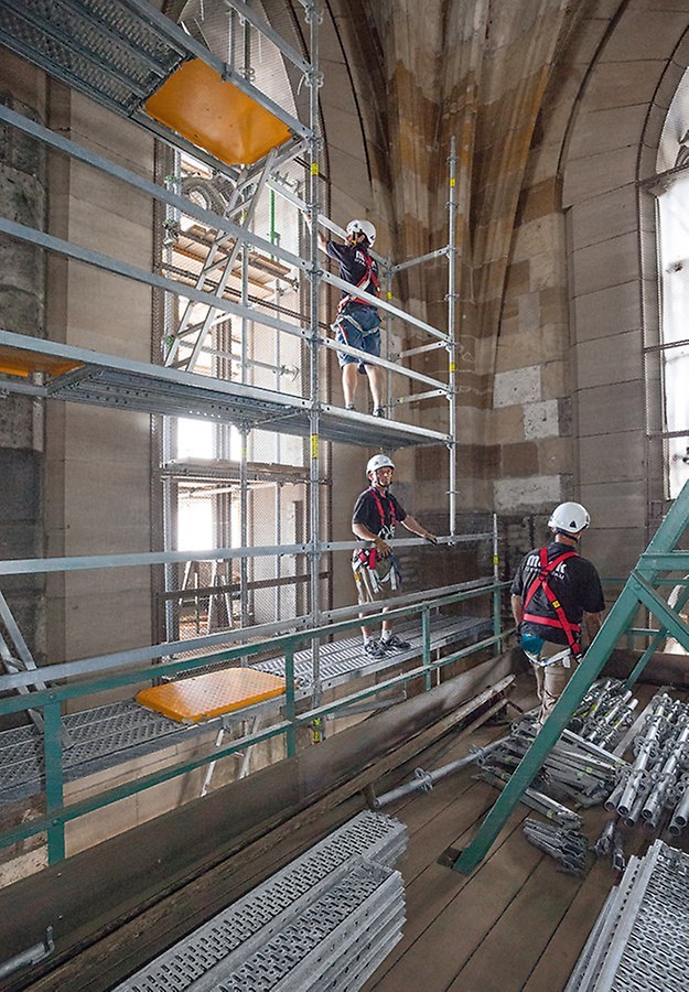 Im Glockenturm steht das knapp 20 m hohe Peri Up-Gerüst unterhalb der Zwischenebene auf dem Steinernen Boden – dem Fundament des Glockenstuhls in 43 m Höhe
