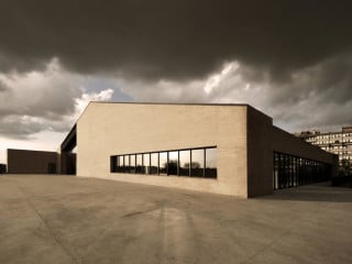 Das Sportzentrum bildet das Gegenüber eines Wohnblocks aus den 1970er-Jahren (Südansicht)