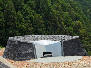 Von weitem ist es nur ein kleiner Punkt: Das steinerne Denkmal steht etwa dort, wo das verheerende Beben seinen Ursprung haben soll