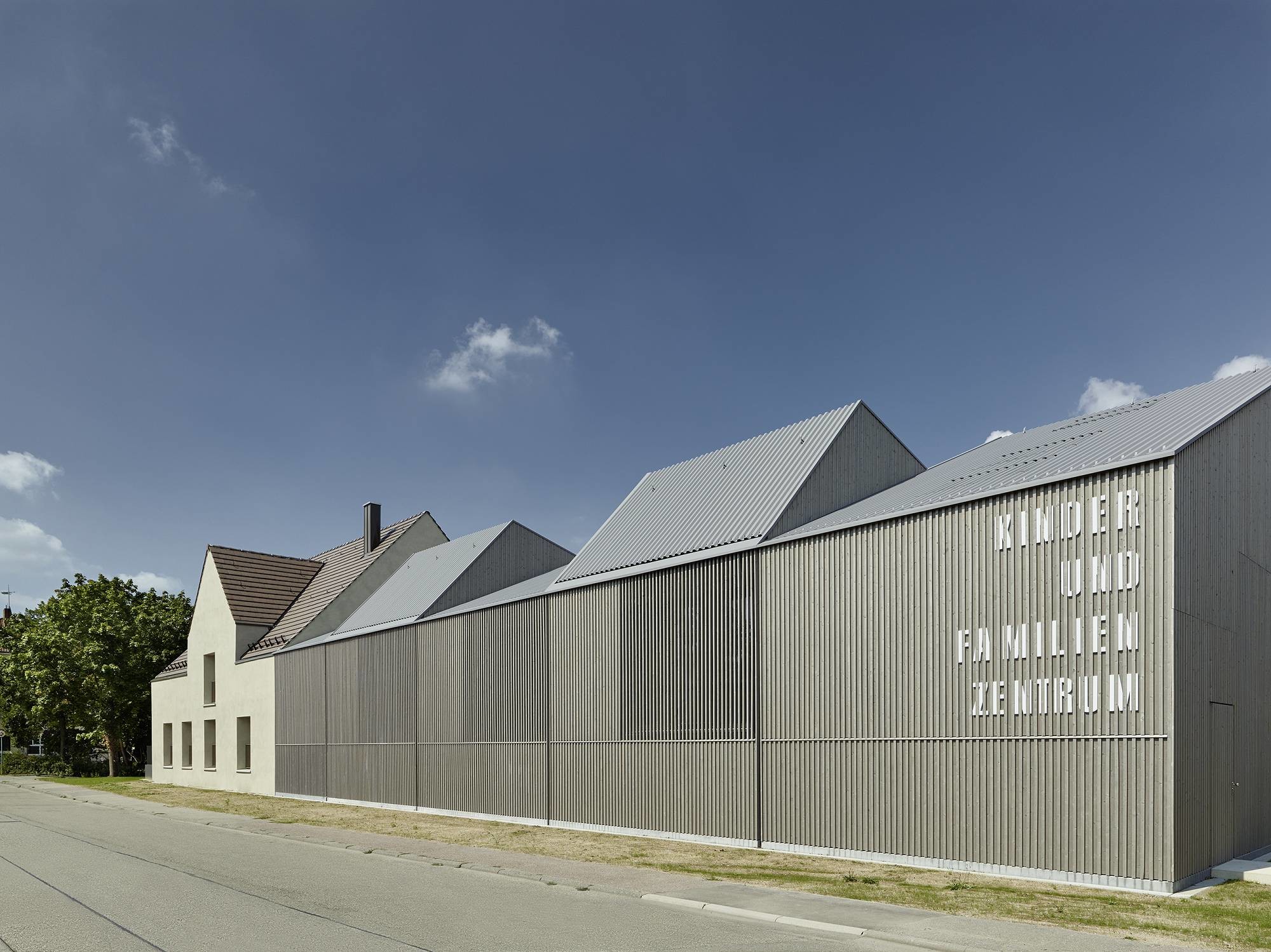 Der Neubau übernimmt die Traufhöhe des Bestandsgebäudes
