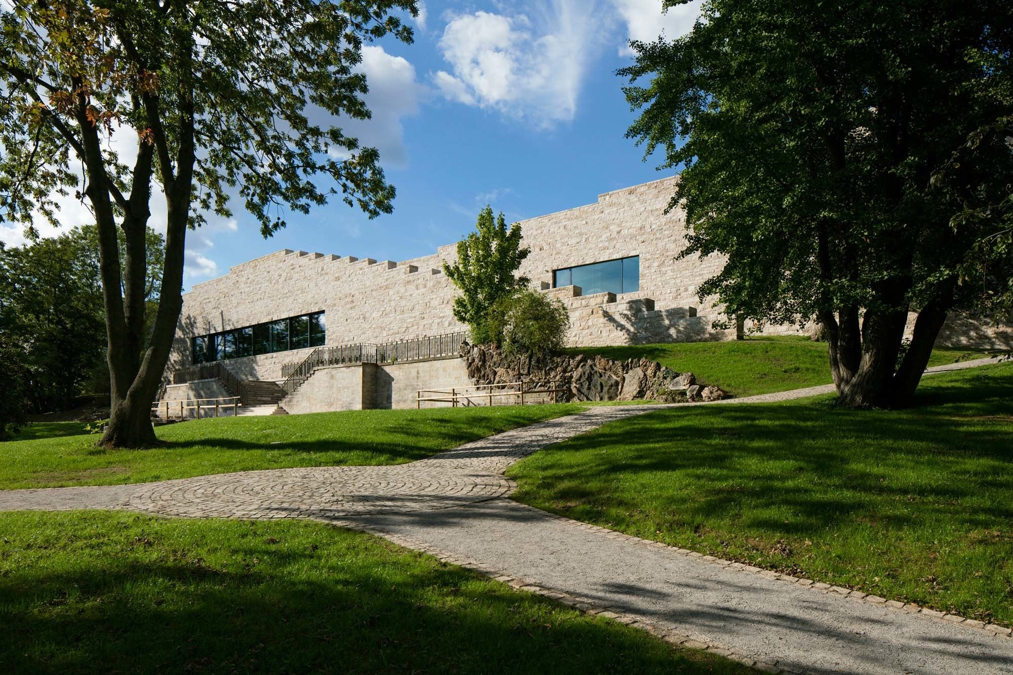 Annäherung von Süden: Blick vom Park auf das Museum