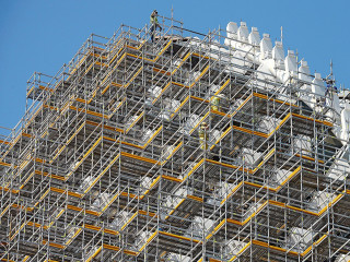 Systemgerüst beim Bau eines Multifunktionszentrums in Spanien