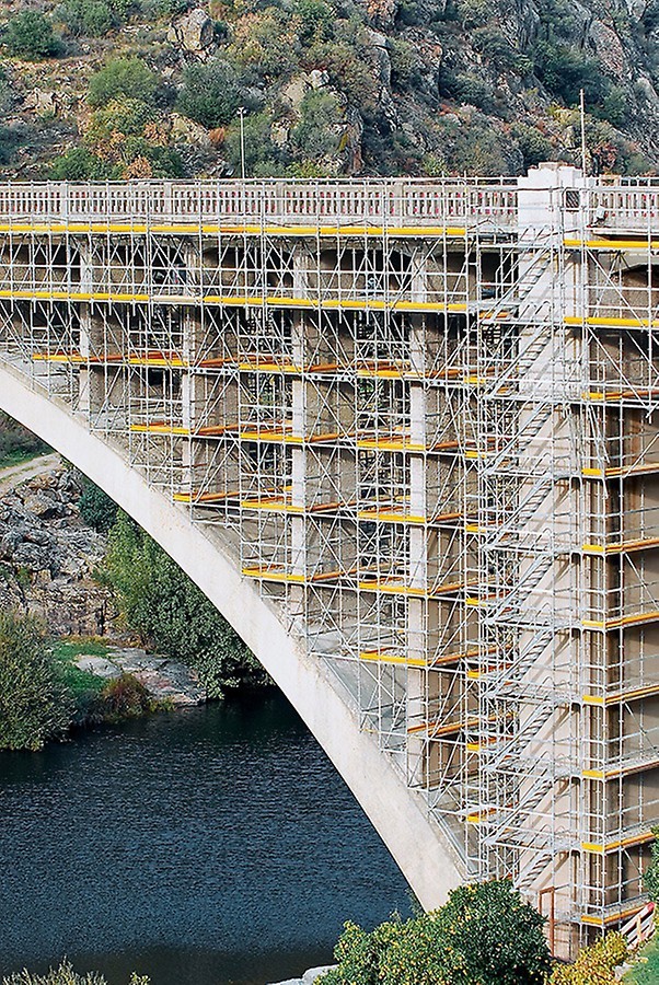 Bei der Brückensanierung der Ponte Rio Tua in Protugal eingesetztes Arbeitsgerüst