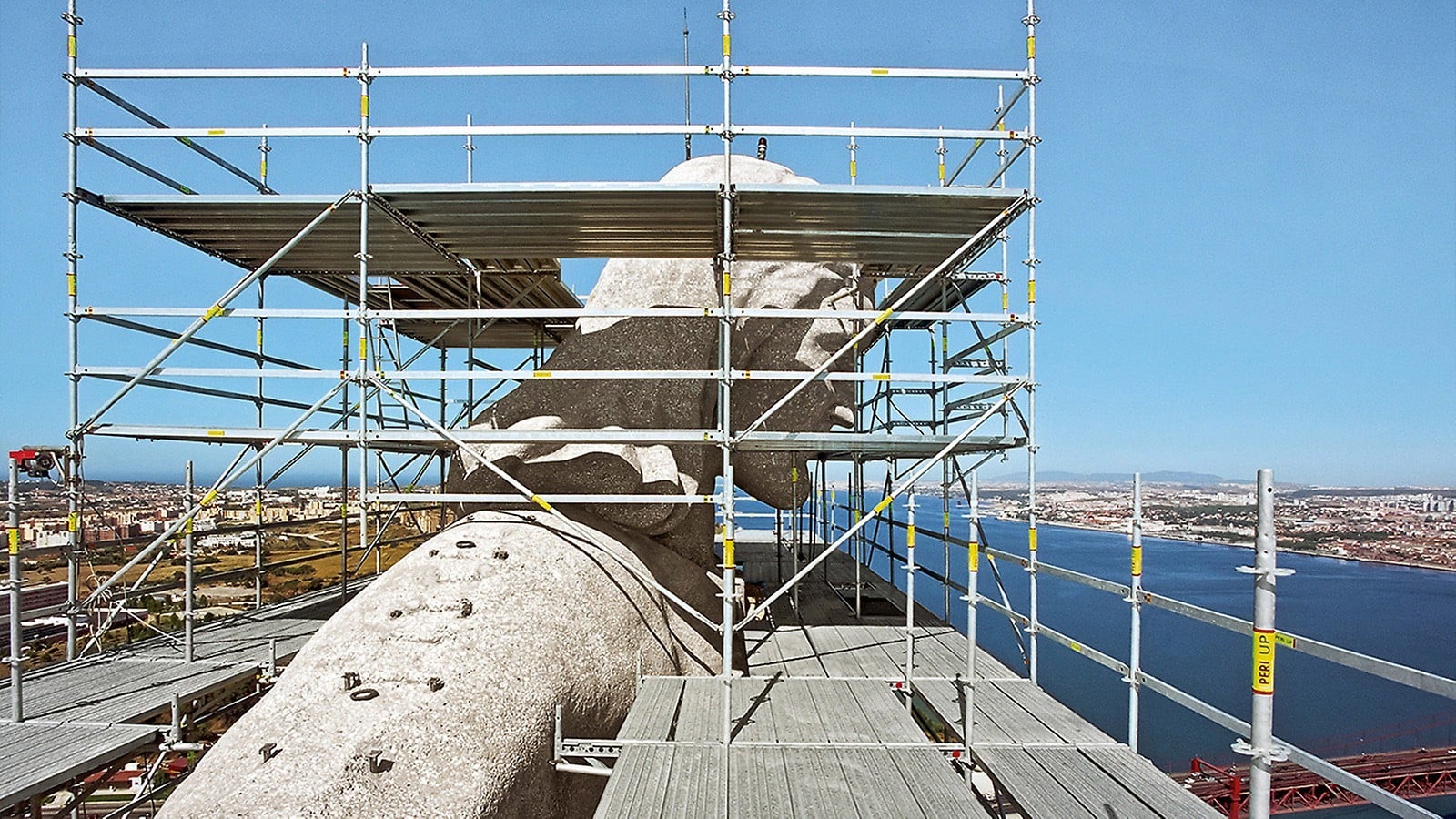 Modulgerüst am Kopf der 28 Meter hohen Christusstatue in Lissabon für Reinigungs- und Renovierungsarbeiten